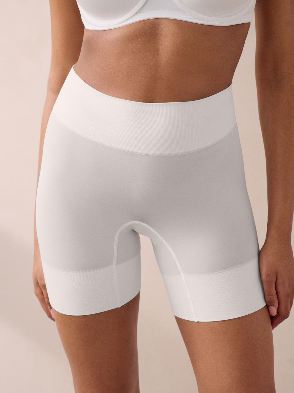LUMIRA Shaping pant in Nude, White